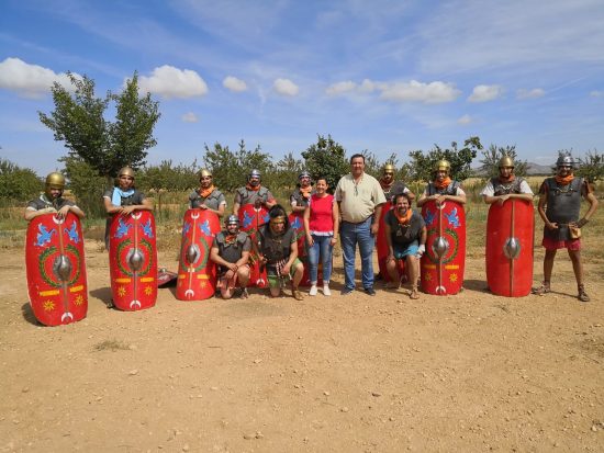 Alcalde y concejala con participantes