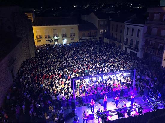 Aspecto de la Plaza Mayor durante el concierto que el sábado ofreció Raya Real