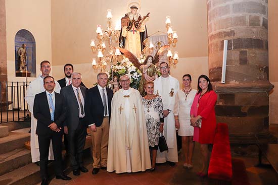 Autoridades civiles y religiosas posando junto al santo almodovareño