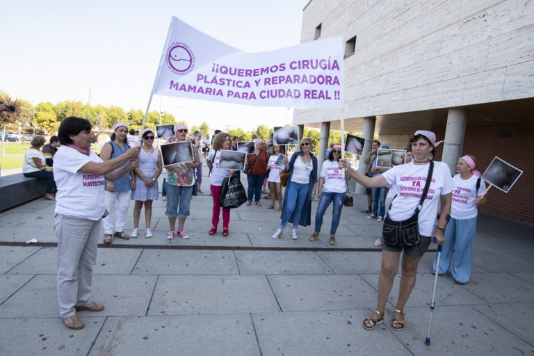 “Queremos cirugías, no carnicerías”: La Plataforma de Mujeres Mastectomizadas exige cirugía plástica y reparadora a las puertas del Hospital