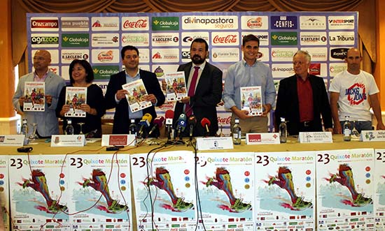 Maratón 1 Mesa de pie con los carteles