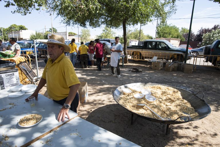 Hogueras y comidas populares en los días grandes de las fiestas de La Poblachuela