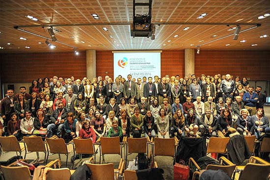 Sergio Gijón, en la foto de familia de la reunión de hace tres años en la que Argamasilla de Calatrava pasó a ser oficialmente 'Ciudad Educadora'