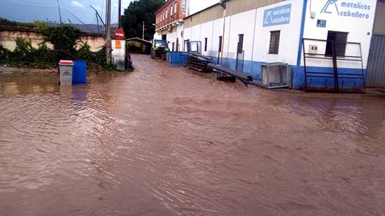 Calzada de Calatrava vuelve a la normalidad tras la fuerte tormenta caída ayer que dejó 45 litros en 25 minutos