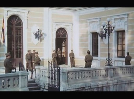 Fotograma de la película Memorias del General Escobar rodado en el casino de Ciudad Real en 1984