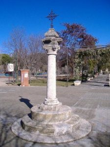 Antiguo Humilladero del camino Real de Córdoba, siglo XV, conocido como "La Cruz de los Casados", cuenta con su propia leyenda medieval, parque de Gasset