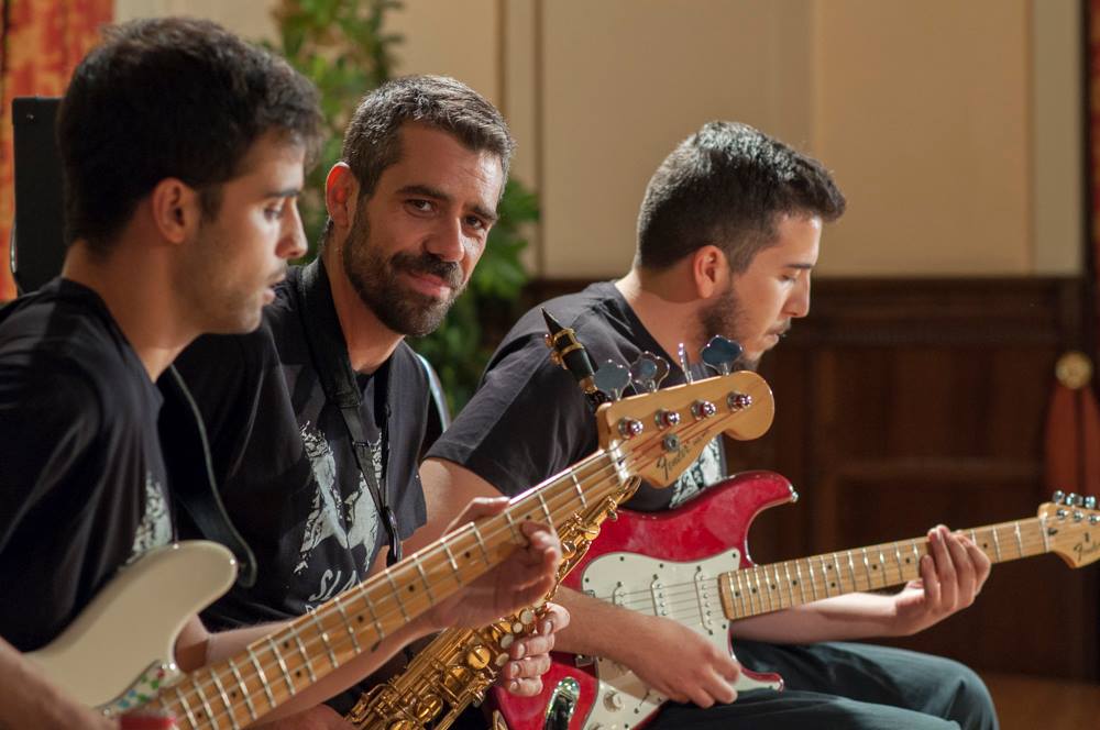 Rodrigo Manchado, en el centro de la imagen, durante una sesión musical