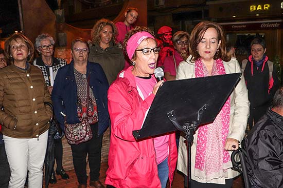 Adela Jiménez, dando lectura al manifiesto, junto a la alcaldesa Jacinta Monroy