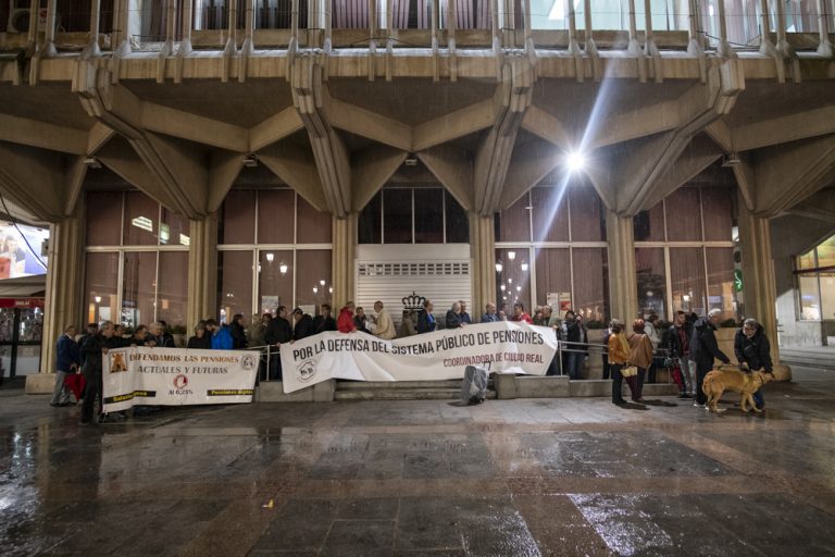 Ciudad Real: El aguacero no desalienta a la Coordinadora, que se desmarca de cualquier partido político creado en torno a las pensiones