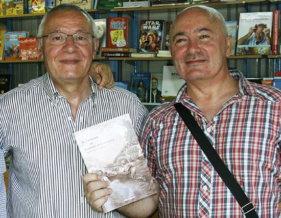 El historiador Andrés Mejia (izquierda) junto al escritor Miguel Ángel Márquez en la Feria del Libro