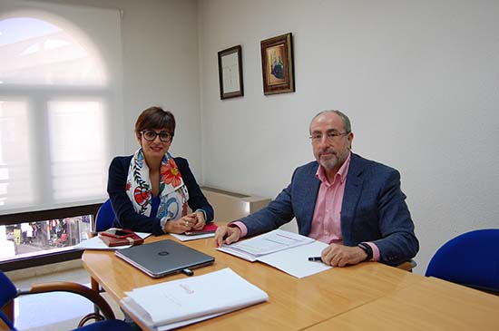 IMAGEN DE ISABEL RODRIGUEZ Y MARIANO LEON EN LA REUNION MANTENIDA