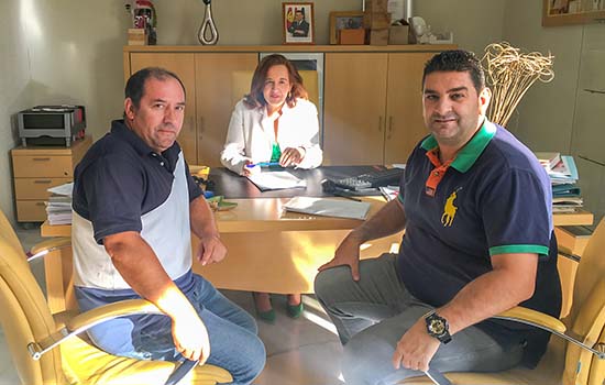 José Antonio García y Jacinta Monroy, junto al técnico del CEDER Antonio Manzanares (dcha.)