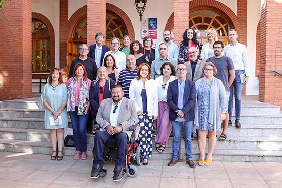 Los participantes en la reunión RECE, ante el edificio consistorial de Argamasilla de Calatrava