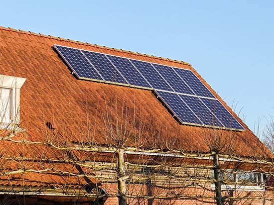 Paneles solares instalados sobre el tejado de una vivienda