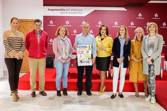 Posado de representantes de AGIRES, del Club de Veteranos, del Centro de la Mujer y del Ayuntamiento