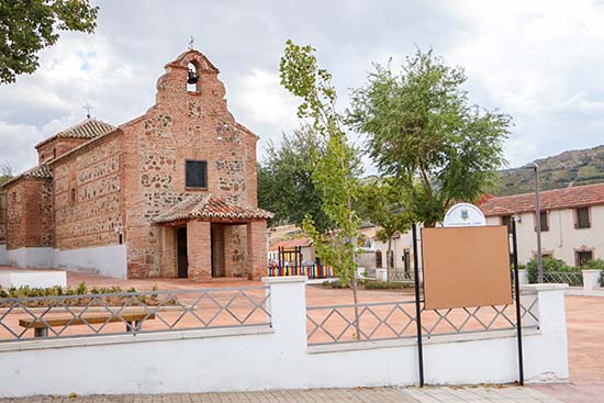 Tablón ubicado junto a la remozada zona de la ermita de Santa Brígida, en El Calvario