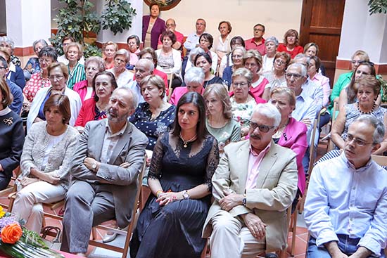 Virginia López y Jesús González, en el centro de la primera fila, dos de los concejales de la Corporación presentes