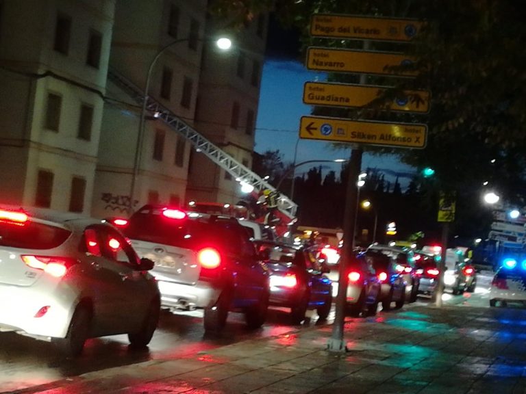 Ciudad Real: Los bomberos retiran cristales de una ventana rota en los antiguos edificios de Defensa de la ronda de Toledo