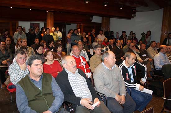 Los trabajadores municipales llenaron el salón de plenos (Foto: Ayuntamiento de Puertollano)