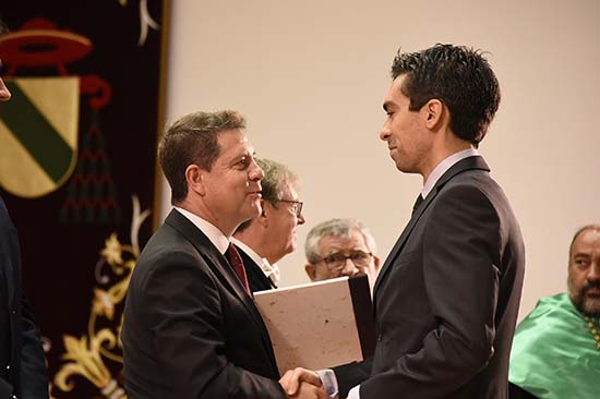 Emilio Redondo es felicitado por el presidente regional Emiliano García-Page