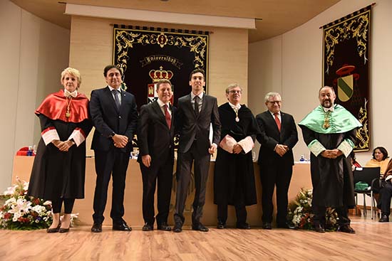 Redondo, en el centro, flanqueado por las autoridades académicas de la Universidad de Castilla-La Mancha