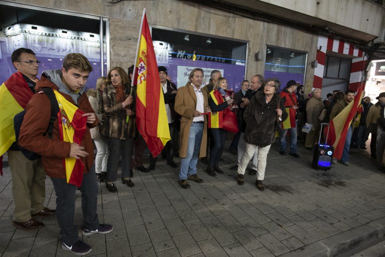 Ciudad Real: Un centenar de personas protesta a las puertas del Quijano, que se llena para ver el espectáculo de Dani Mateo