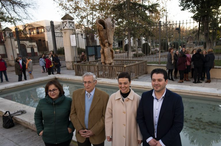 Ciudad Real: Francisco Ortega finaliza su obra de Don Quijote y Sancho en el olmo de la entrada del Parque de Gasset
