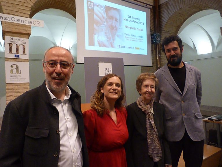 Margarita Salas recibe el III premio ManchaArte