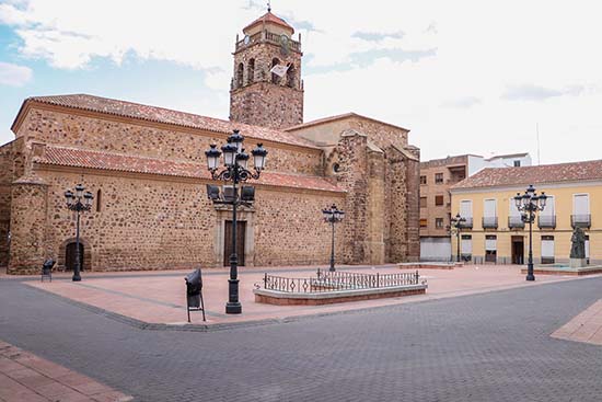 Panorámica de la Plaza Mayor, con el templo parroquial considerado BIC, al fondo