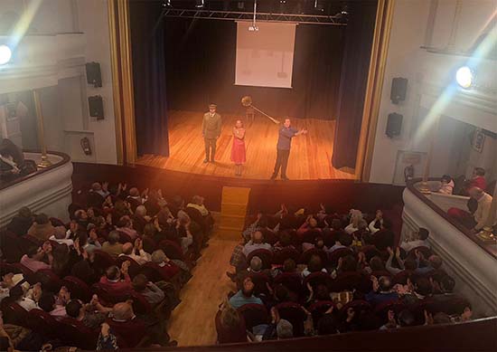 Público y actores, saludándose al término de la representación