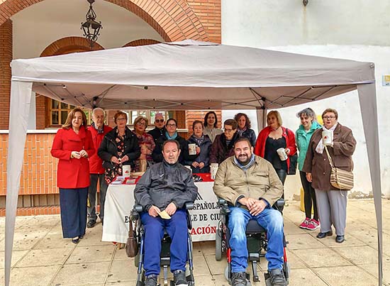 Vicente Leal y Sergio Gijón, en primer término, este miércoles junto a la mesa de la Asociacion de Esclerosis Múltiple local