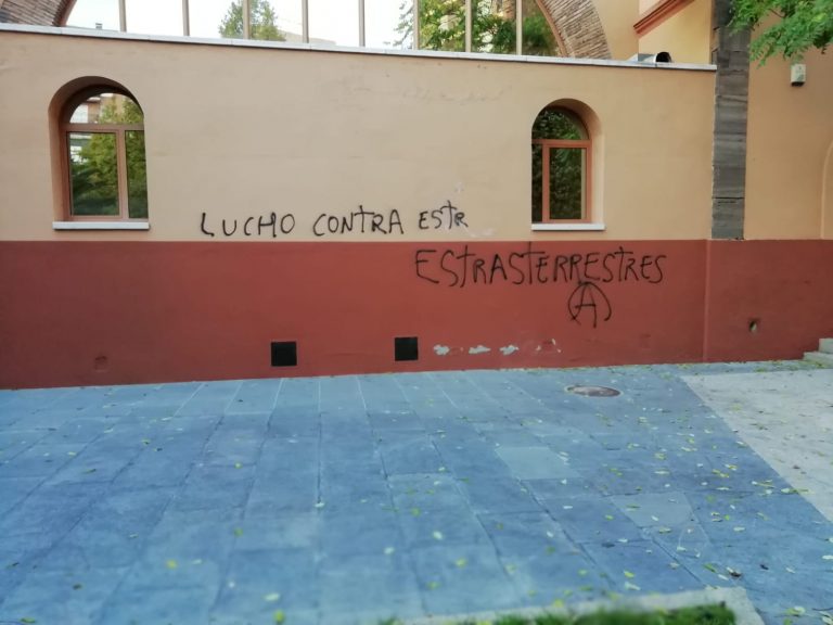 Puertollano: Una pintada desluce la parte posterior de la Casa de Baños, uno de los símbolos de la ciudad