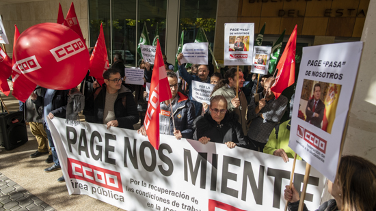 concentración trabajadores biblioteca pública 1