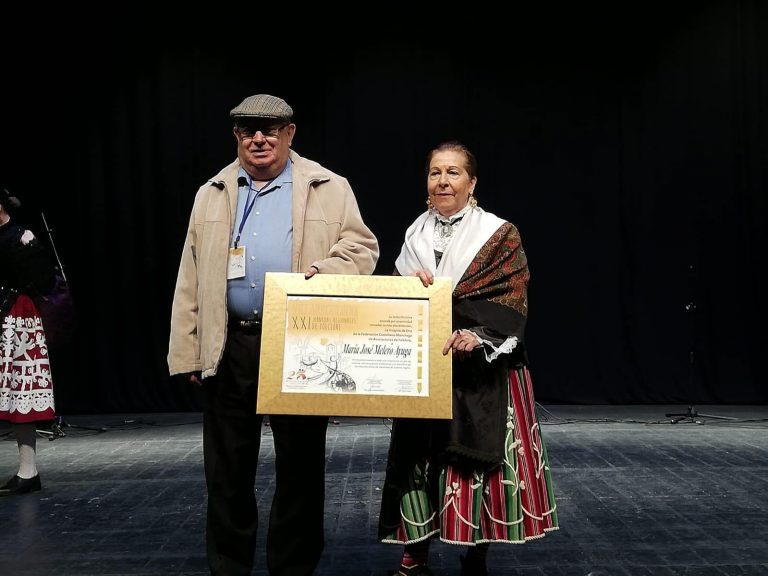 María José Melero recibe la insignia de oro de la Federación Castellano-Manchega de Asociaciones de Folklore