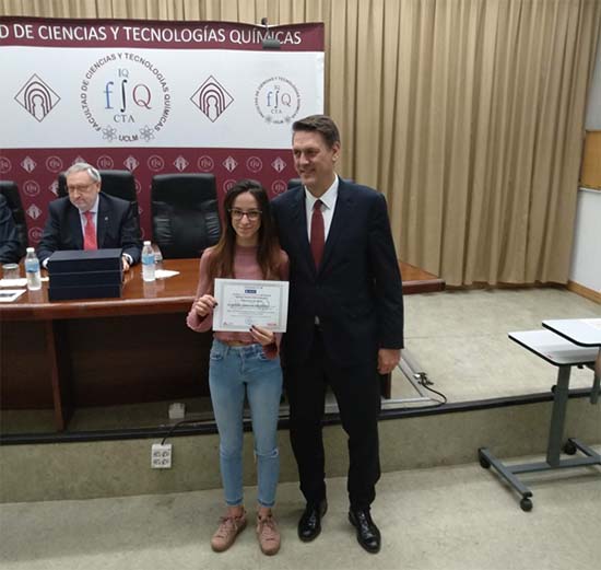 Una de las entregas del reconocimiento recogida por un familiar del Ingeniero Químico premiado (premio Aquona)