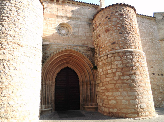 Contrafuertes de piedra, reforzando la nave del lado norte de la iglesia de San Pedro, tras su reconstrucción en la puerta de la umbría. Foto Antonio José Martín de Consuegra Gómez