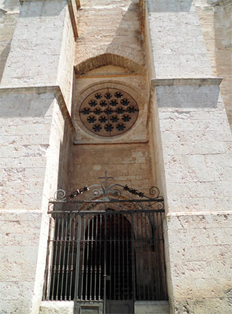 Contrafuertes de refuerzo en la puerta del perdón de la catedral de Ciudad Real foto AJM