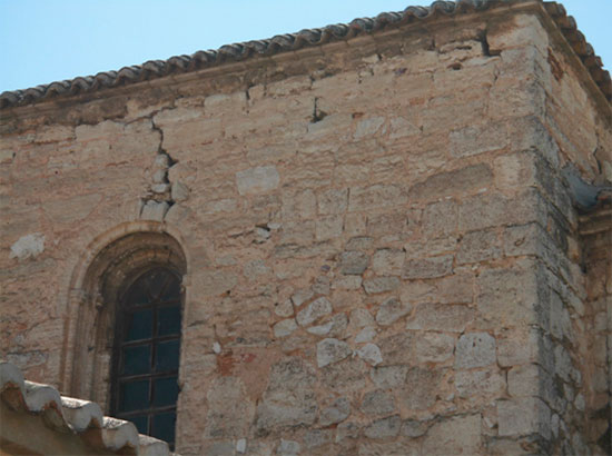 Grieta en una ventana de la iglesia de Santiago. Foto AJM