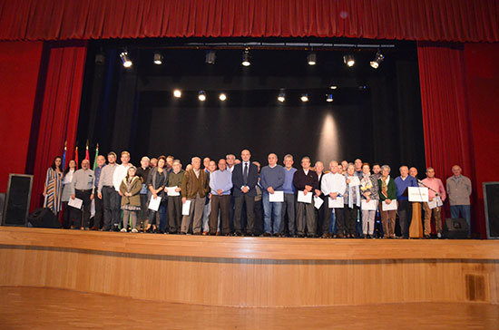 Foto-de-familia-del-homenaje-a-los-alcaldes-en-la-celebración-del-día-de-la-Constitución