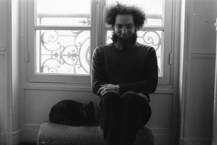 Georges-Perec-y-el-viaje-infraordinario-o-Sobre-aquellas-cosas-que-no-salen-en-la-tele-1-696x466