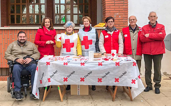 Los-representantes-municipales,-junto-a-los-miembros-de-la-delegación-de-Cruz-Roja-Española