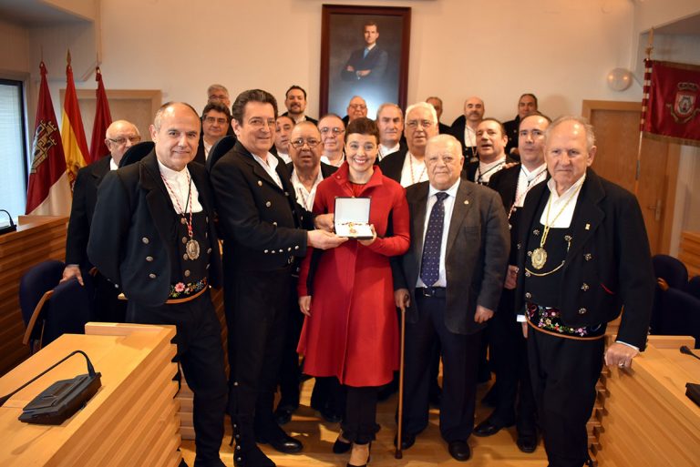 La Hermandad de Pandorgos recibe la medalla de la Corporación Municipal de Ciudad Real