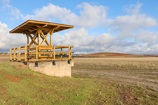 Panorámica-de-la-Laguna-Blanca-con-el-flamante-mirador-en-primer-término