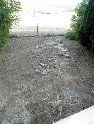 Calzada de piedra desde la necrópolis y el río Guadiana hasta el Santuario Ibero de Alarcos. Fotos AJM