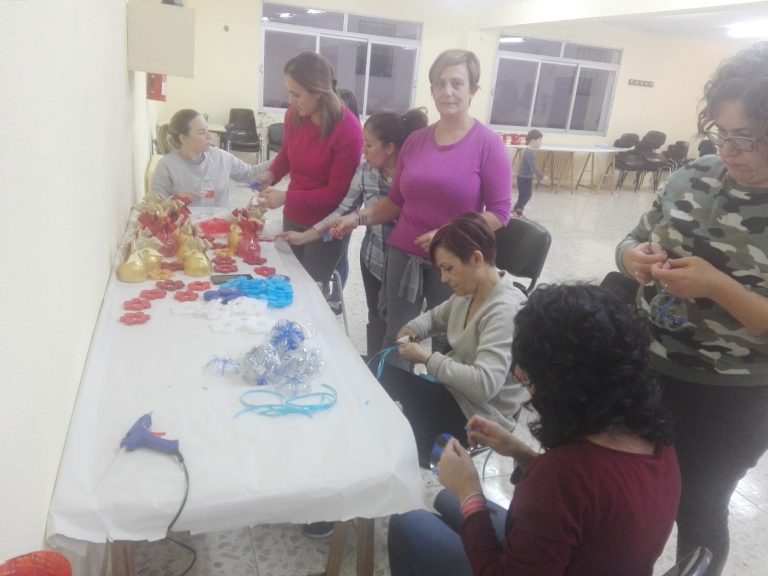 Valverde recurre al reciclaje para crear adornos navideños de su plaza