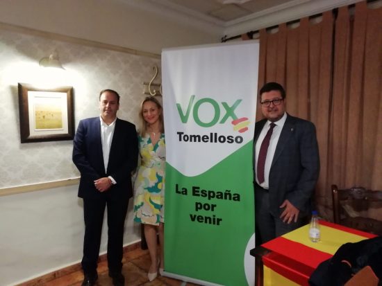 Casimiro Molina Flox, Ana María Valero (coordinadora de VOX Tomelloso) y Francisco Serrano