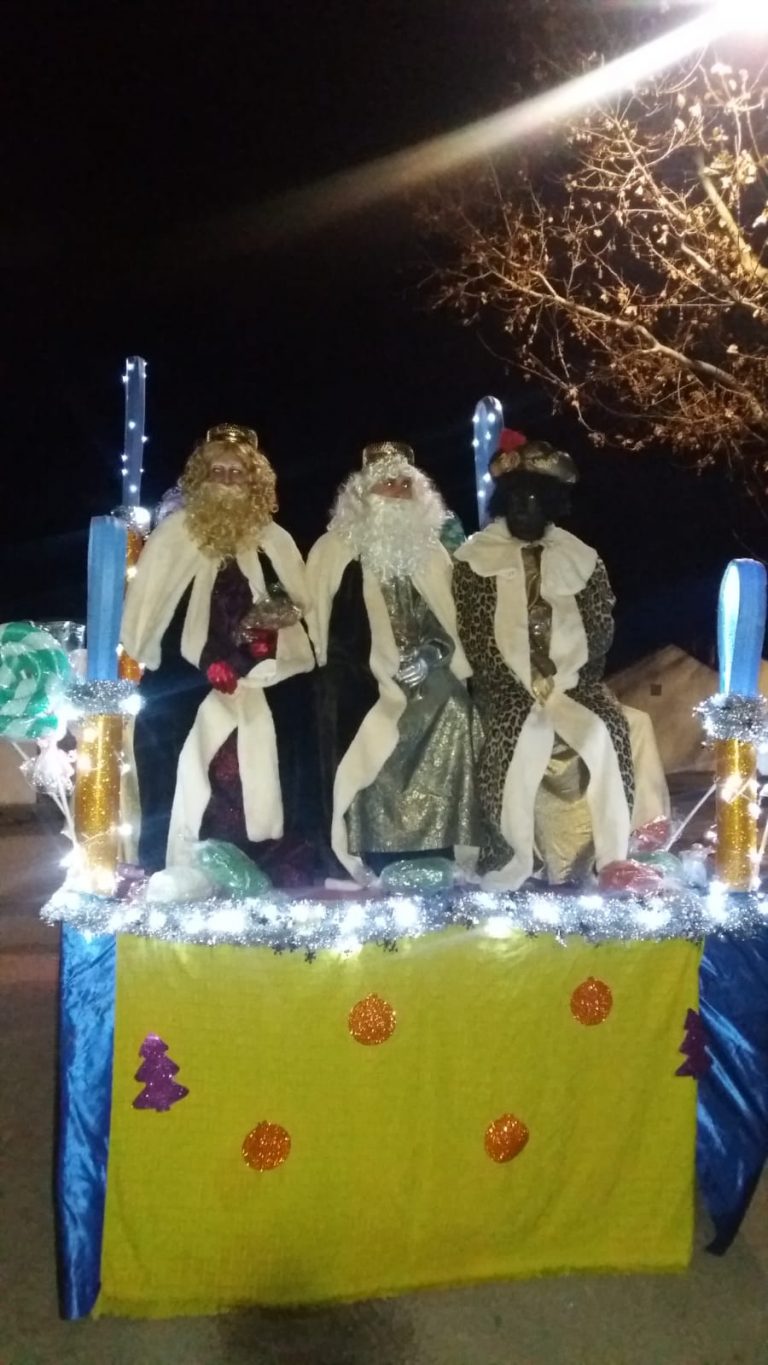 Bengalas y farolillos para recibir a los Reyes Magos en Las Casas