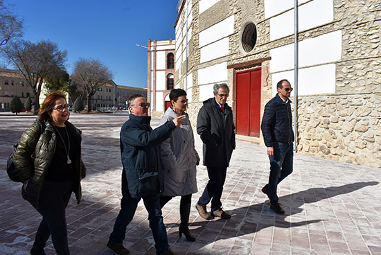 ﻿Pilar Zamora visita las obras de adecuación del entorno de la Plaza de Toros