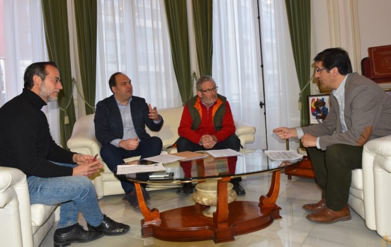 Caballero se compromete con CCOO y UGT a contratar con empresas que respeten los derechos de sus trabajadores