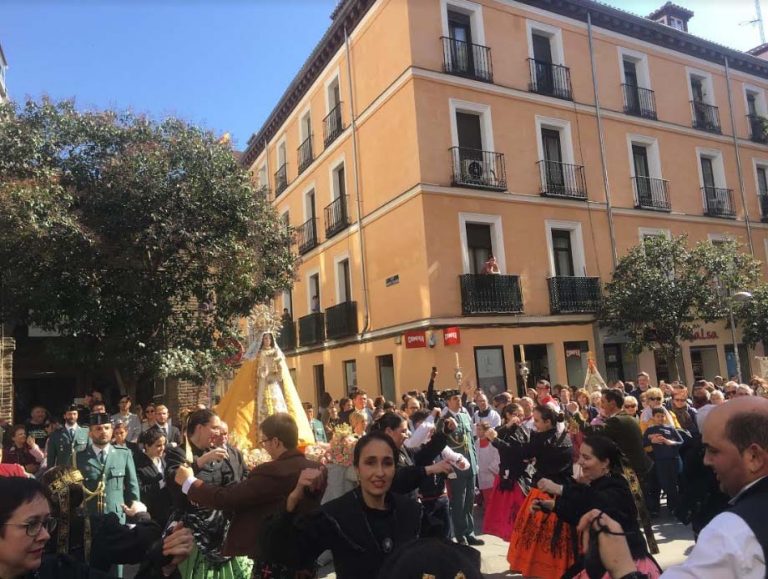 La imagen de la Virgen de Monte de la hermandad filial de Madrid procesiona en Malasaña acompañada de cientos de bolañegos